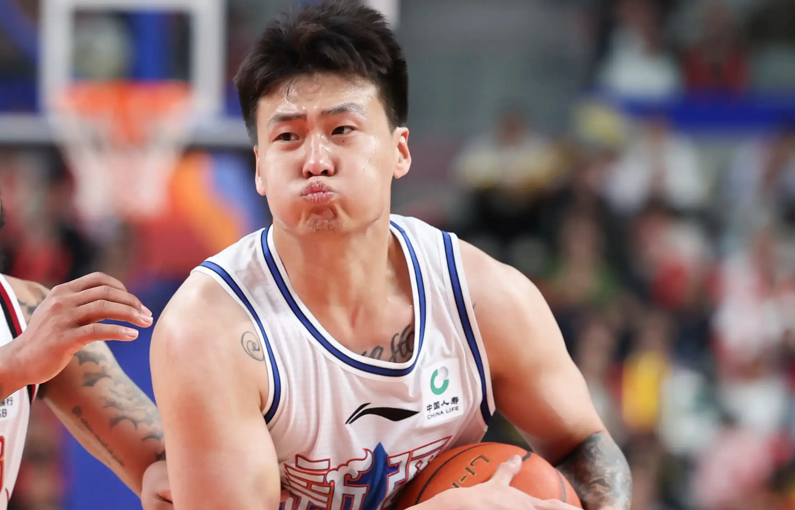 cba常规赛后个别球迷在马路上呼喊不当言论