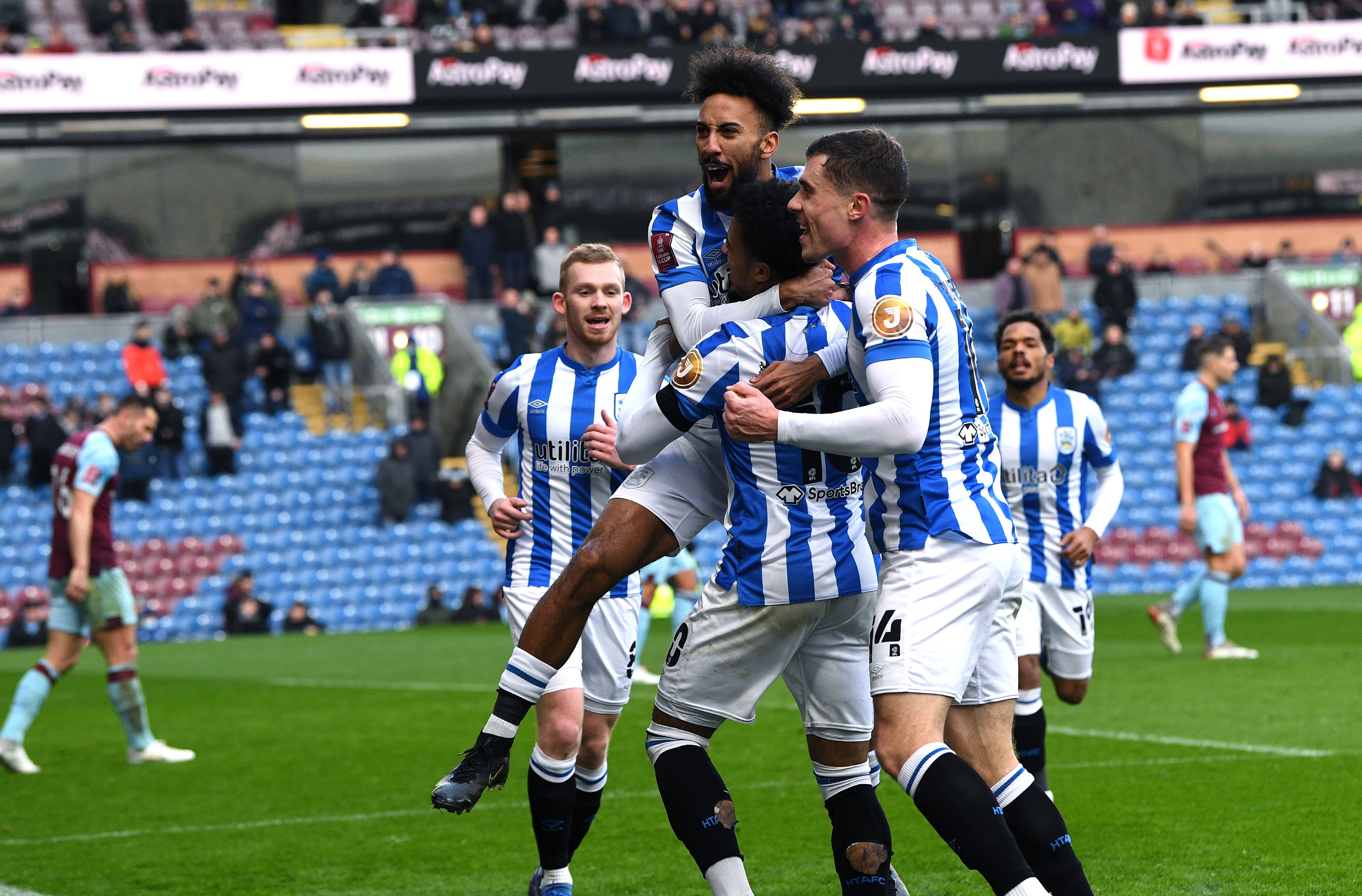 转折点！洛杉矶快船迎来里程碑；足总杯今晨攻防权衡；压力陡增；轮换策略成焦点的简单介绍